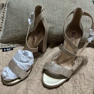 Elegant Gold Heels make-up bundle